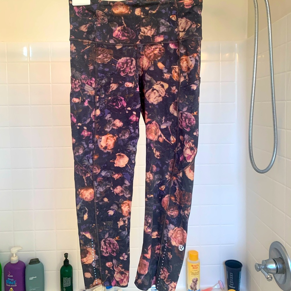 Womens size 4 lululemon 3/4 compression leggings in amazing condition!